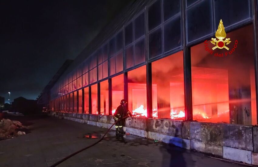 Via Acquicella Porto, le immagini dell’inferno di fuoco nel campo Rom: accertamenti ambientali in corso