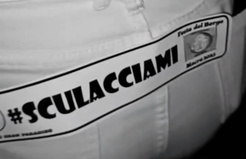 Racconigi, adesivi sessisti distribuiti alla sagra: “Legami tutta”