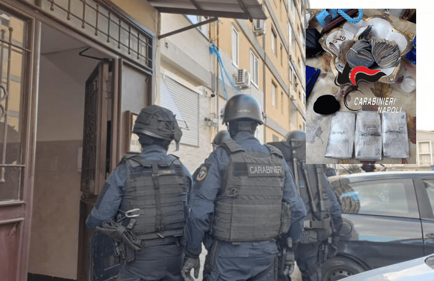 Caivano, maxi blitz nel Parco Verde: sequestrati “altarino” della camorra e kalashnikov (VIDEO)