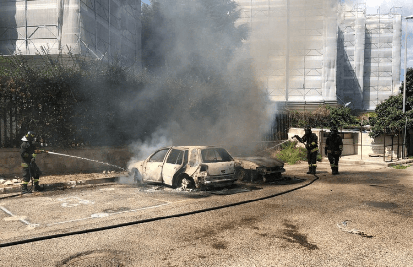 Quarto: la cosparge di liquido infiammabile e le dà fuoco nell’auto per una lite condominiale