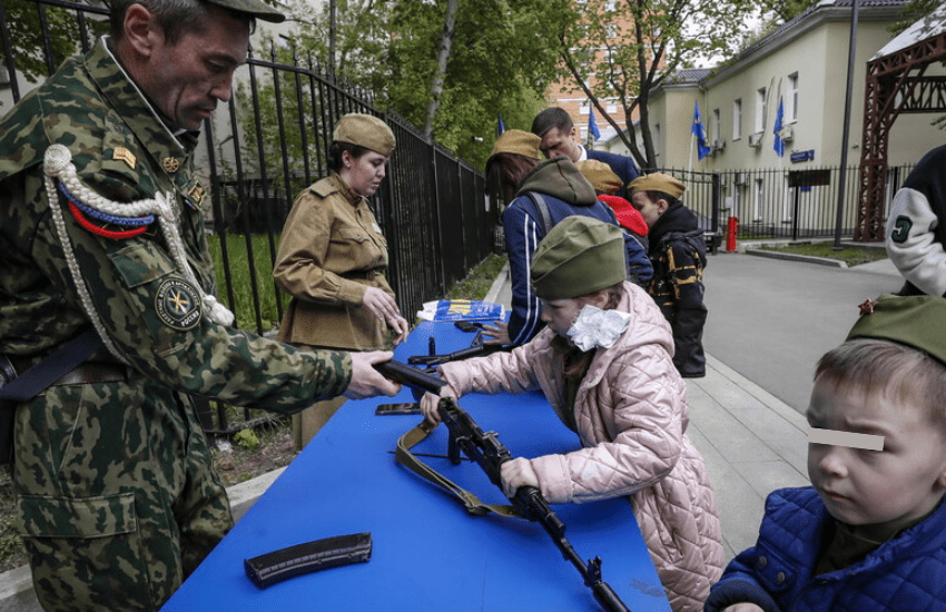 “I bambini russi impareranno anche a usare i kalashnikov”