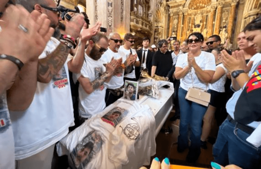 Il commosso addio a “Giogiò”: “Napoli non è Gomorra, Mare Fuori o il Boss delle cerimonie”. La diretta dei funerali (VIDEO)