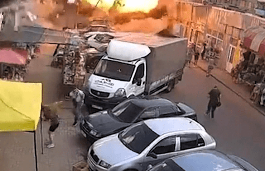 Ucraina, missili russi su un mercato: fra le 16 vittime anche un bambino (VIDEO)