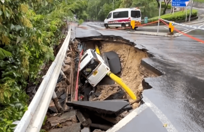 Hong Kong sommersa da ondata di piogge: il video della voragine che inghiotte un’auto