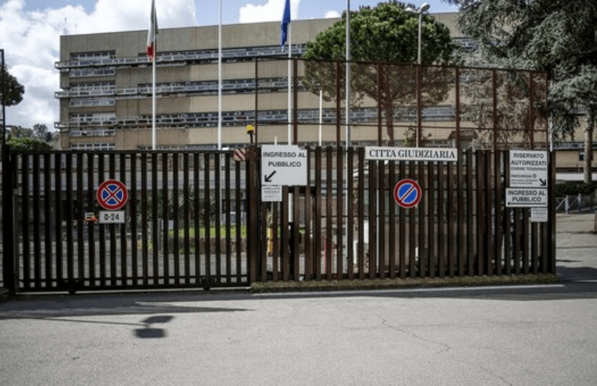 Roma, dà uno schiaffo alla figlia 12enne che invia scatti sexy: condannata al carcere