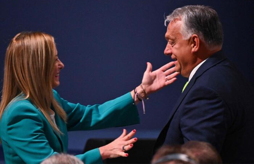 Meloni da Orban, l’abbraccio fra i due premier: “L’Ungheria è un esempio”