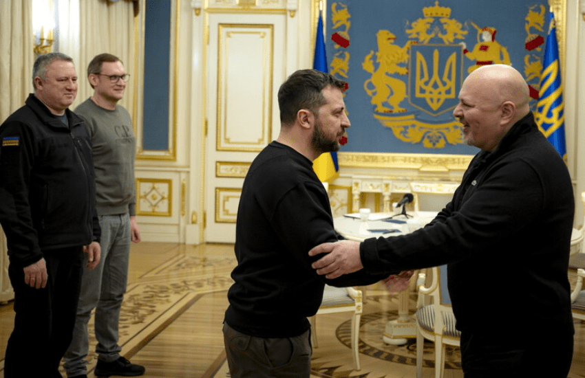 Zelensky incontra il capo della Corte penale internazionale. Putin: “Noi pronti ai negoziati, ma dagli altri nessun cenno”