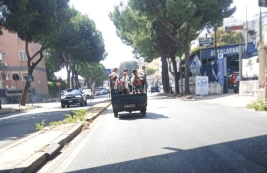 Napoli: Apecar trasformato in pericoloso scuolabus