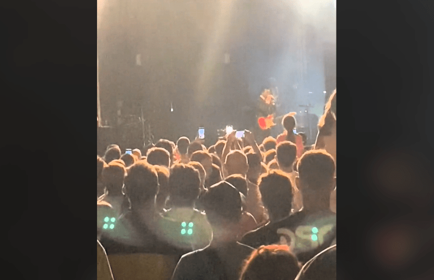 The Kolors, Stash interrompe il concerto: “Si è perso un bambino, risolviamo se no non riesco a continuare” (VIDEO)