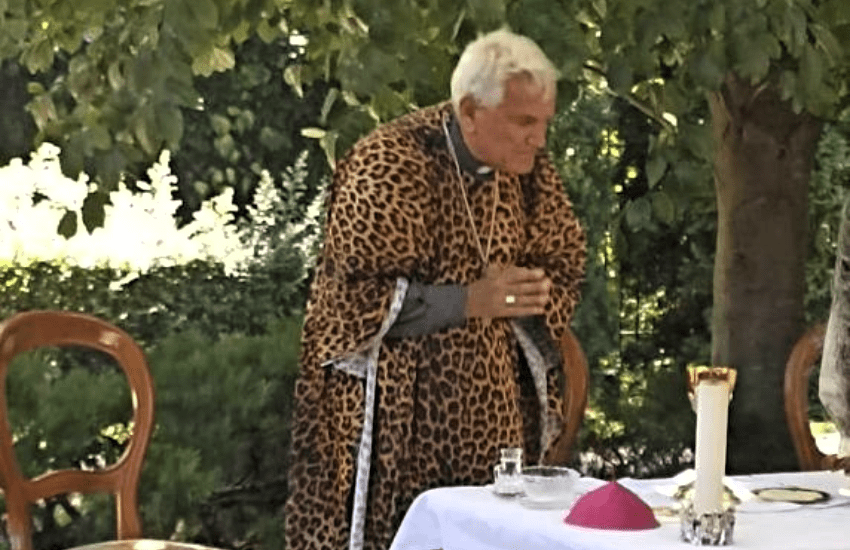 Ruvo, il vescovo di Molfetta con la casula leopardata: “Non giudicare sbagliato ciò che non conosci”