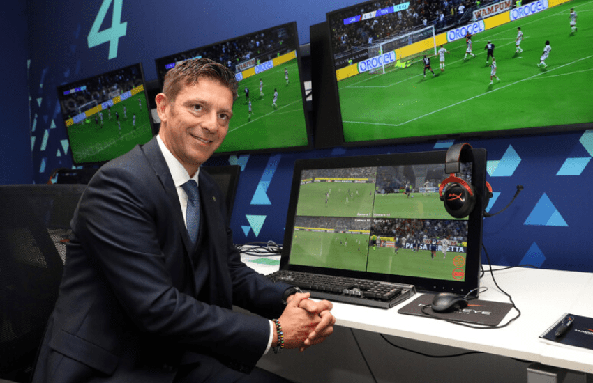Calcio, svolta storica: gli audio fra Var e arbitri saranno trasmessi in tv