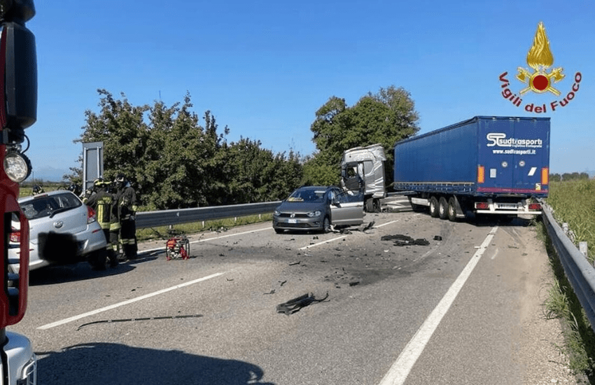 Auto si scontra con un tir: morto un 24enne