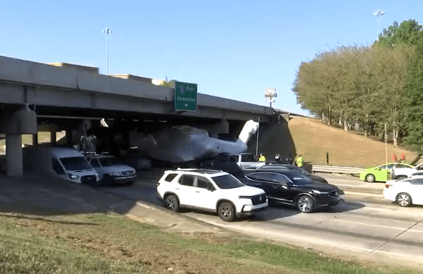 Camionista sbaglia i calcoli: elicottero distrutto sotto un ponte (VIDEO)