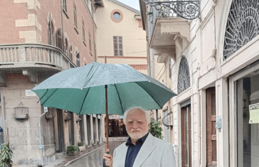 L’uomo meme più amato di internet era a spasso per le vie di Vercelli