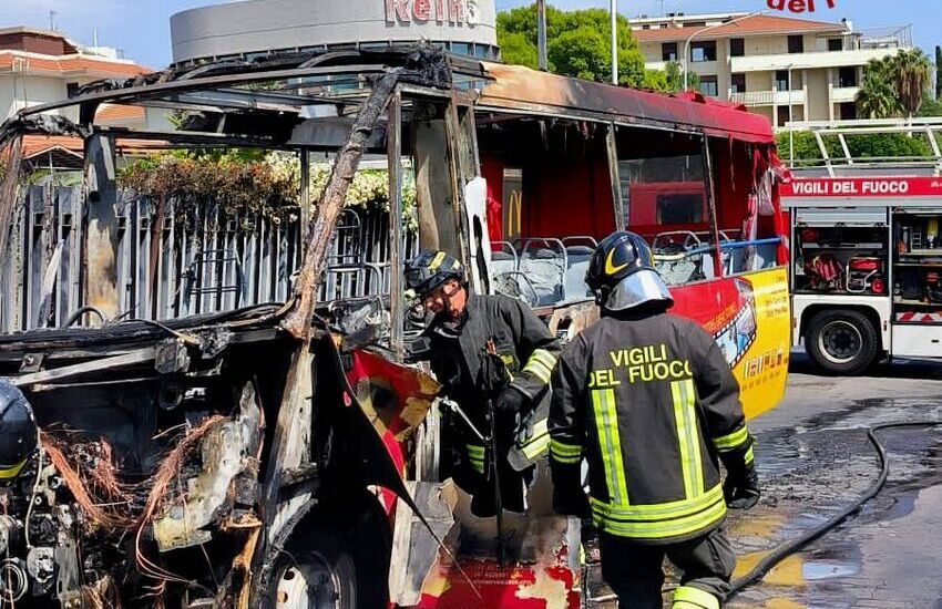 Catania, autobus pieno di turisti prende fuoco – Foto