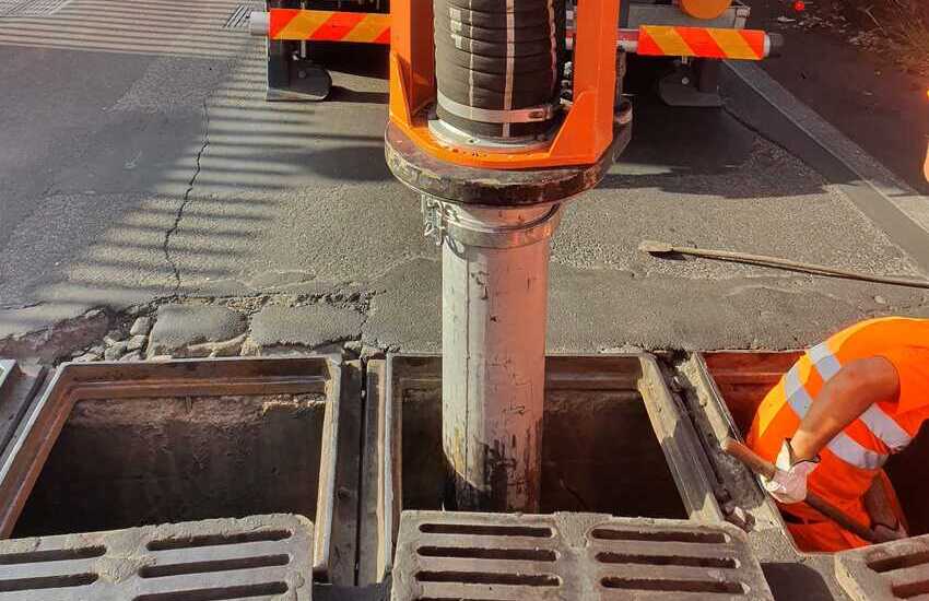 Catania, prevenzione allagamenti: operai in azione con il canal jet per pulire i tombini