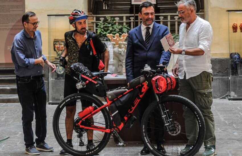 Cammino di San Giacomo in Sicilia: partito da Caltagirone il cicloturista Ugo Brischetta