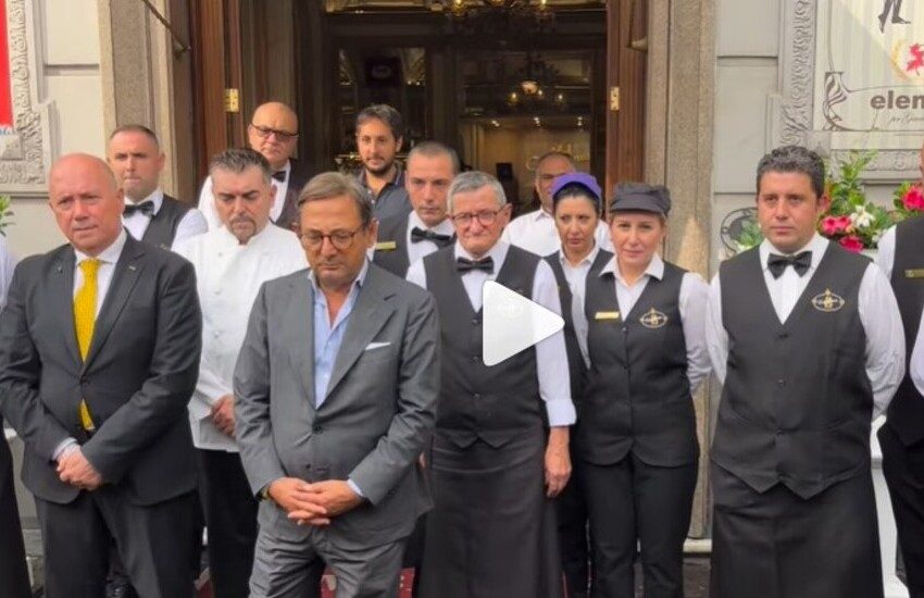 Emozione al Caffè Gambrinus, minuto di silenzio per Napolitano e applausi – VIDEO