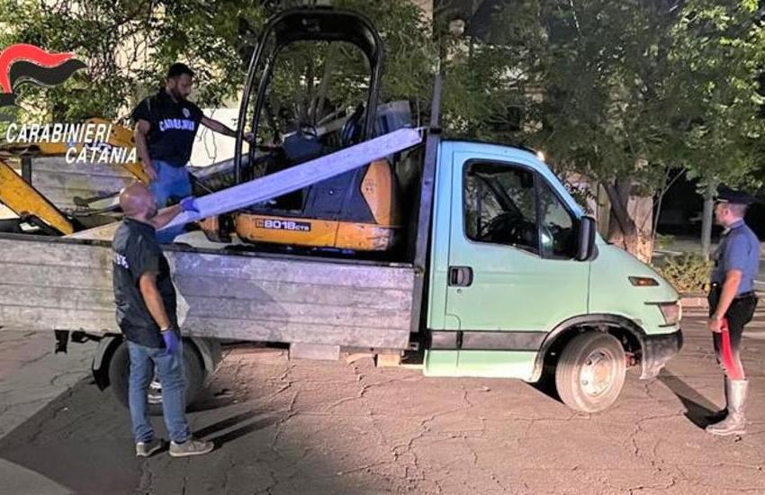 Belsito, tentano di rubare un escavatore e minacciano il titolare con una pistola
