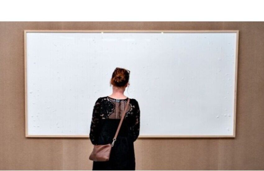 Artista riceve 60mila euro di banconote da incollare sulla tela e poi scappa. “È quella l’opera”