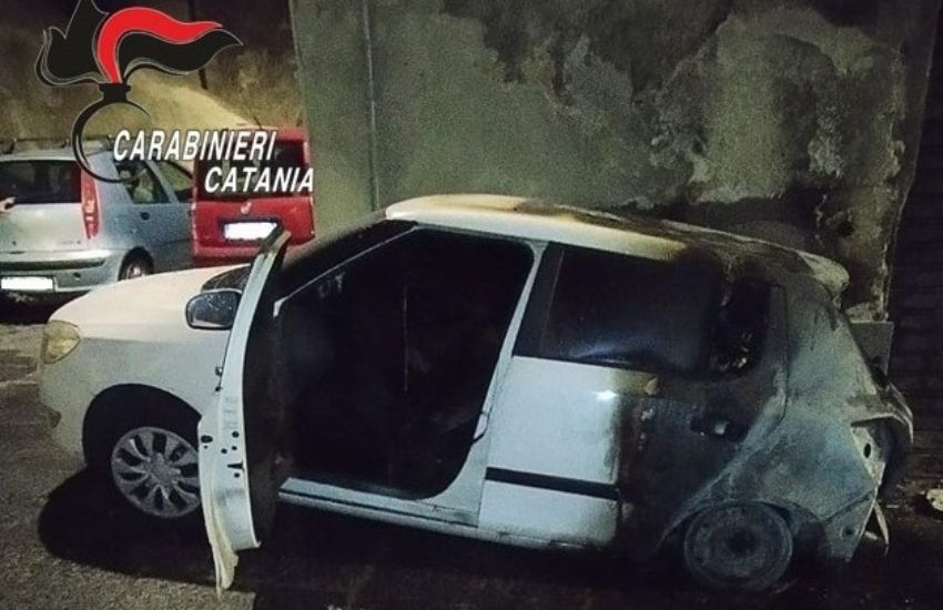 Biancavilla: incendia l’auto del rivale in amore in pieno centro, scoperto e denunciato dai Carabinieri