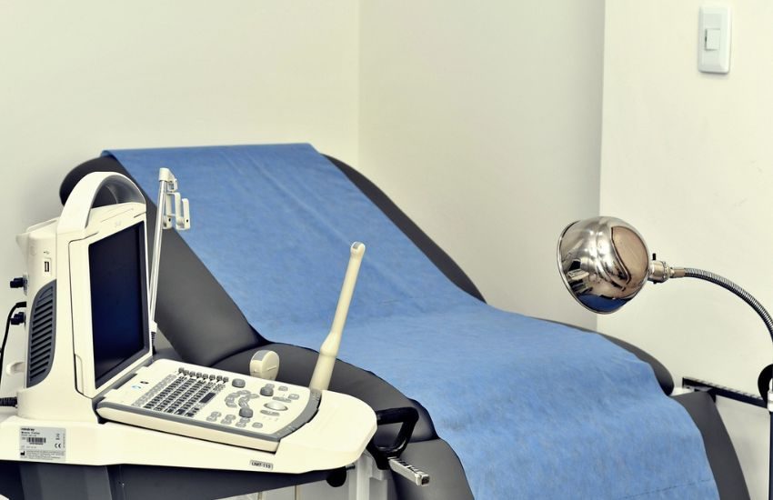 Scoppia la bufera in Francia, ginecologo si rifiuta di visitare una trans: “Mi occupo solo di donne vere”