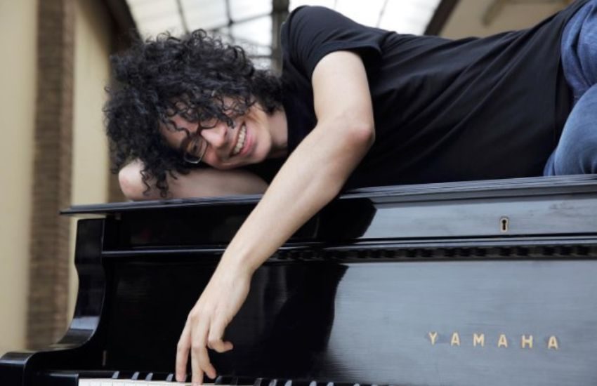 Giovanni Allevi torna a parlare dopo un anno di lotta contro la malattia: “Vi prego, aspettatemi”