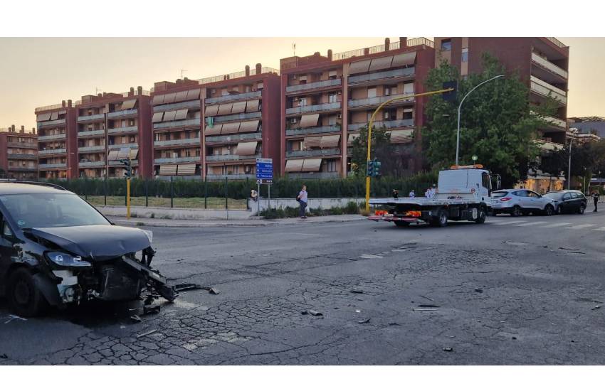 Scontro all’incrocio delle autolinee a Latina: cinque vetture coinvolte. Due i feriti