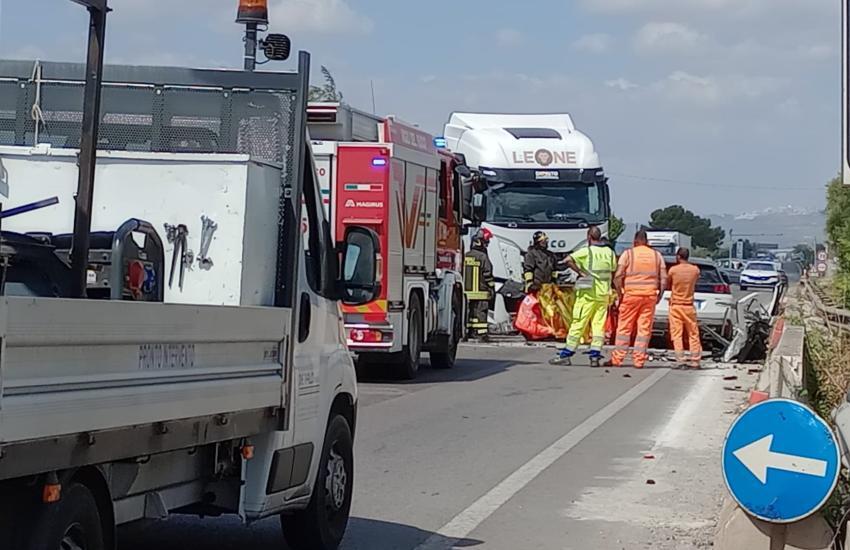 Scontro frontale tra auto e tir sulla SS7, muore il conducente dell’auto