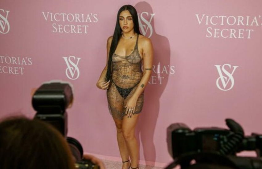 Tale madre tale figlia: Lourdes Leon, figlia di Madonna, scandalizza al Victoria’s Secret Tour presentandosi nuda