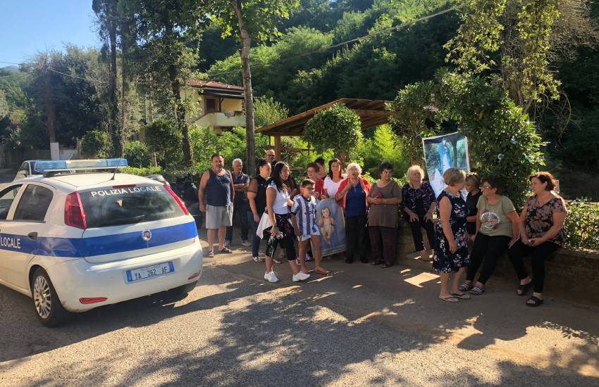 Sezze, ai Casali arrivano gli operai del comune per “smontare” la madonnina: cacciati dai residenti