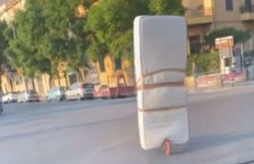 Palermo: trasporta materasso in monopattino legandolo con lo scotch al corpo [VIDEO]