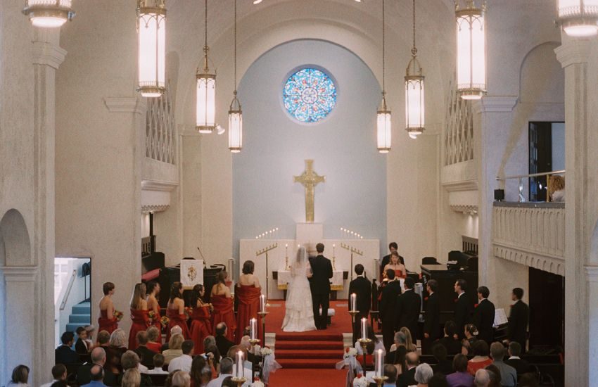 La sposa inciampa al matrimonio e lo sposo la deride. Lei chiede il divorzio tre minuti dopo le nozze