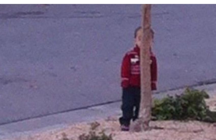 Bimbo di 4 anni gioca a nascondino (e vince): l’intero quartiere lo cerca, lo trovano i carabinieri dopo ore
