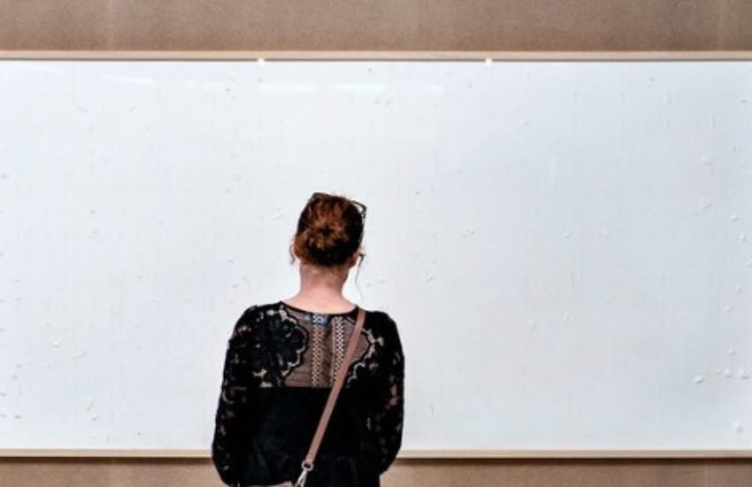 Intitola la sua opera “Prendi i soldi e scappa”, poi si fa pagare 70.000 euro per due tele bianche