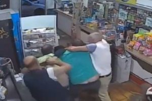 Napoli: tenta la rapina in un bar, clienti e dipendenti lo riempiono di botte e lo cacciano via