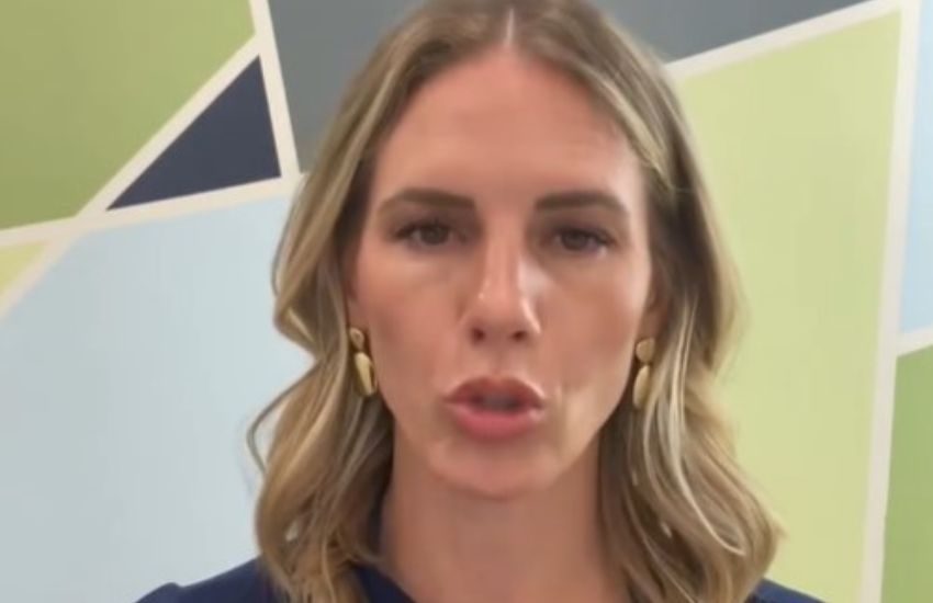 Insegnava sui social come punire e picchiare i figli: arrestata per maltrattamenti