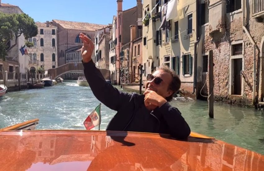 Antonio Zequila arriva a Venezia e si filma mentre saluta i suoi fans, ma intorno non c’è nessuno