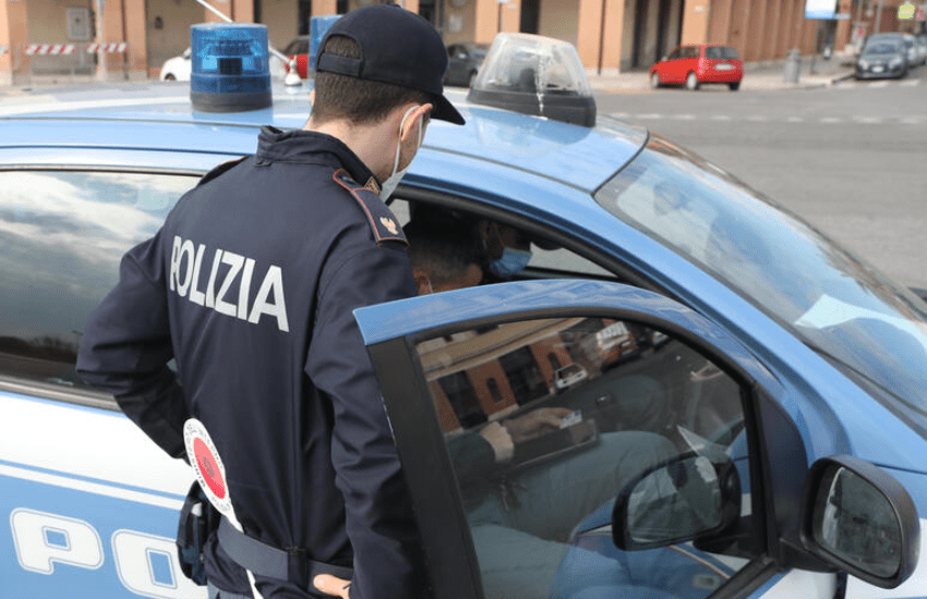 Rapiscono la figlia e la lasciano da sola lungo la Pontina: in arresto i suoceri in provincia di Latina