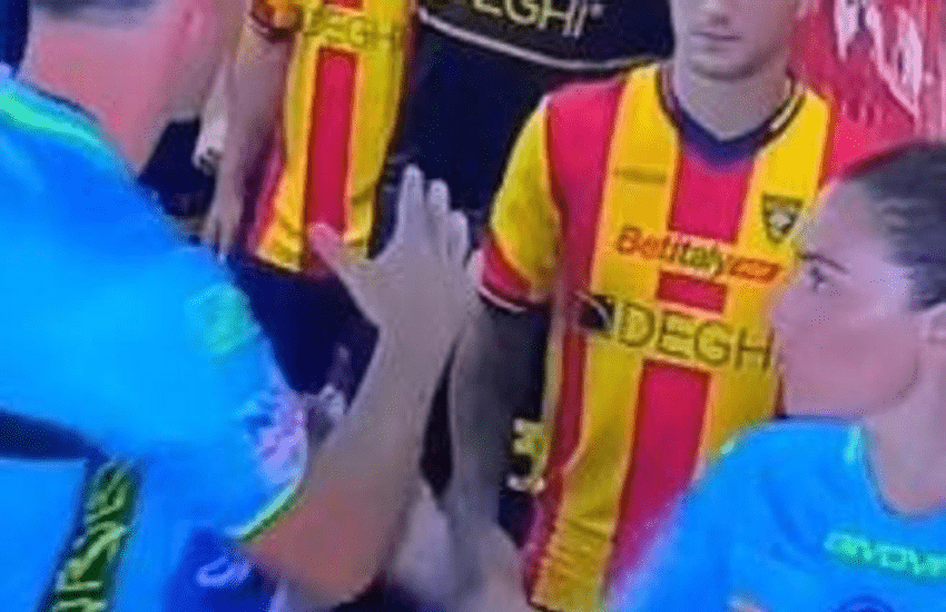 Sacchi non dà la mano alla assistente di campo: scoppiano le polemiche (VIDEO)