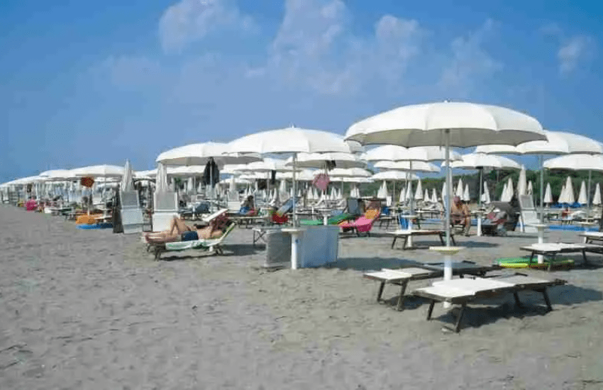 Ostia: ragazzi palestrati approcciano 40enne in spiaggia e lei li interroga su Manzoni
