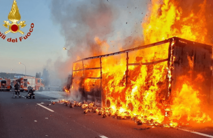 Panico sull’autostrada: camion prende a fuoco