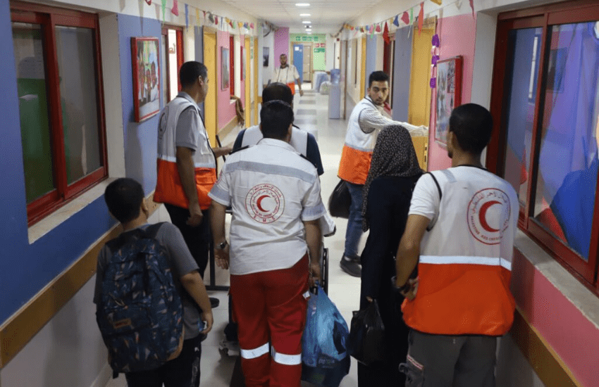 L’appello della Mezzaluna Rossa dopo l’ordinanza dell’esercito d’Israele: “Non possiamo evacuare l’ospedale di Gaza”