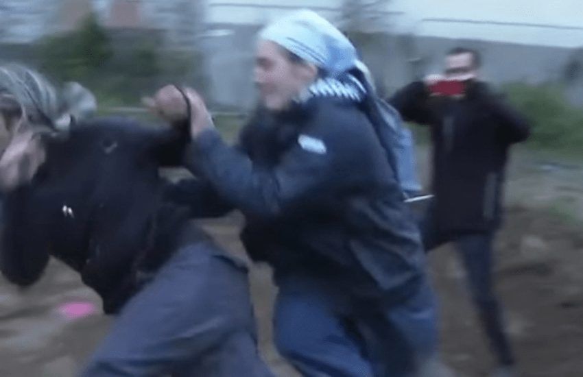 Una suora mette ko un ambientalista dopo averlo placcato: si opponeva alla costruzione della chiesa