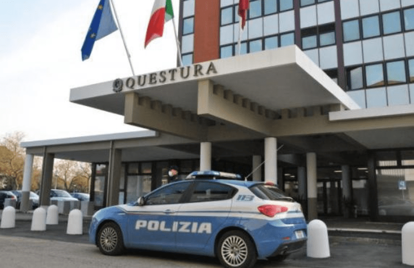 Violenza sessuale a un 13enne e molestie alla madre: arrestato noto youtuber