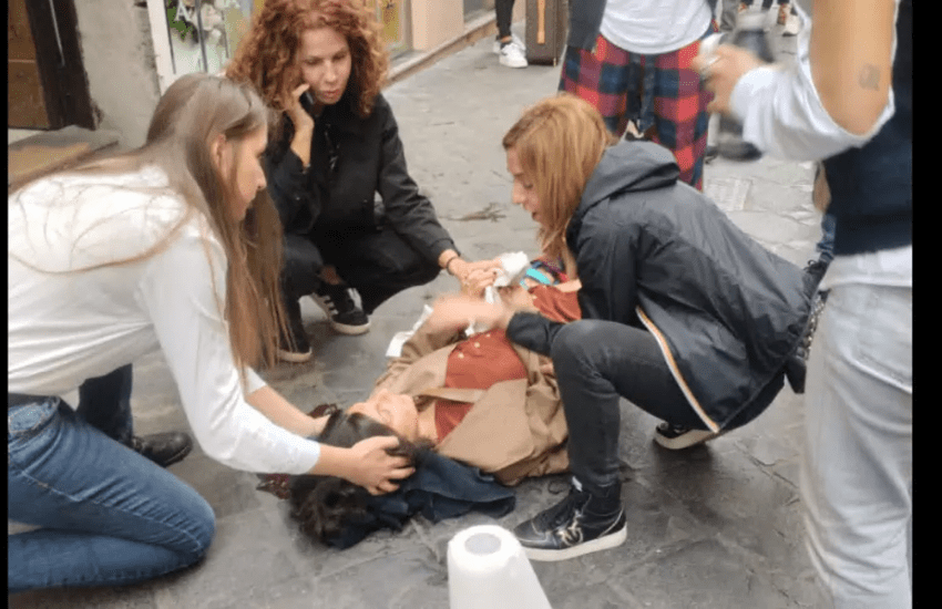 Roma, incidente choc in pieno centro: rottweiler cade dal terzo piano e precipita su una donna incinta (VIDEO)