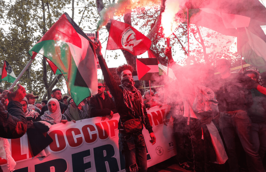 Roma, corteo pro Palestina: i manifestanti rimuovono bandiera di Israele alla Fao (VIDEO)