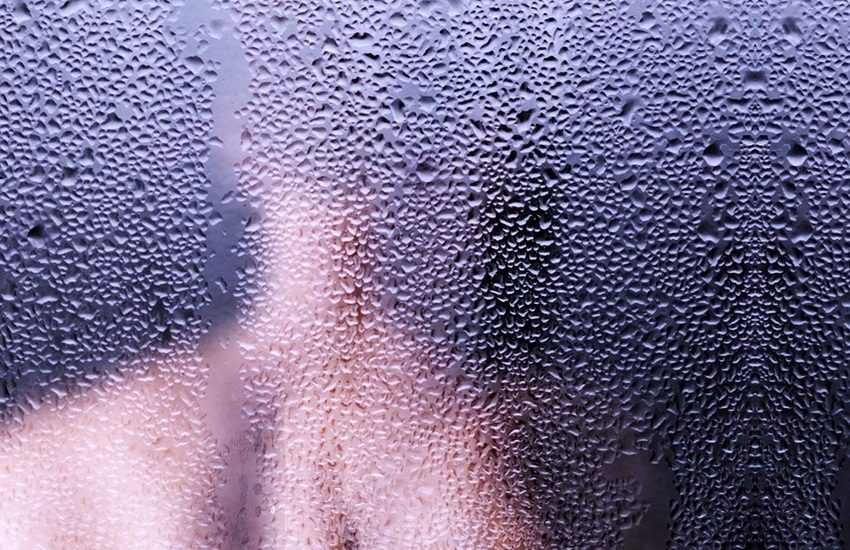 Il marito non si lava e lei è costretta a dormire sul divano: “la puzza è atroce”