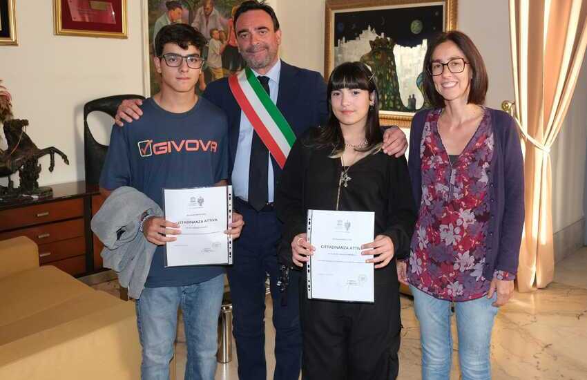 Caltagirone, Cittadinanza attiva: riconoscimento a due studenti che hanno ripulito l’area del Poggio Fanales