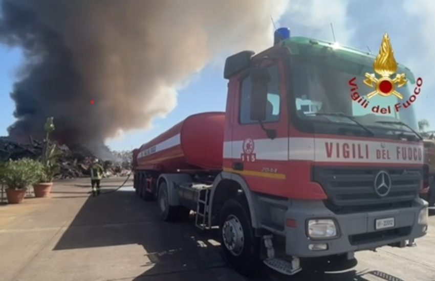 Catania, Zona industriale: vasto incendio in un deposito per la raccolta di metalli